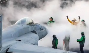 疑似涂刷舷号，甲板停放8架飞机，福建舰可能真的要交付了