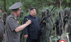 金正恩接见执行特殊任务的狙击手和特战部队，现场观摩实弹射击训练