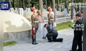 金正恩向毛岸英之墓献花
