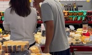 偶遇徐静蕾黄立行合体逛超市,相恋15年感情稳定,互动显恩爱甜蜜