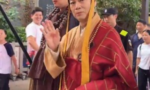 79岁罗家英再扮唐僧景区打工,多名老戏骨国庆假期现身景区表演