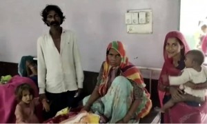 印度55岁女子生下第17个孩子,全家靠捡废品为生极度贫困,孩子也没上过学